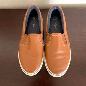 Cat and Jack tan boys slide-ons